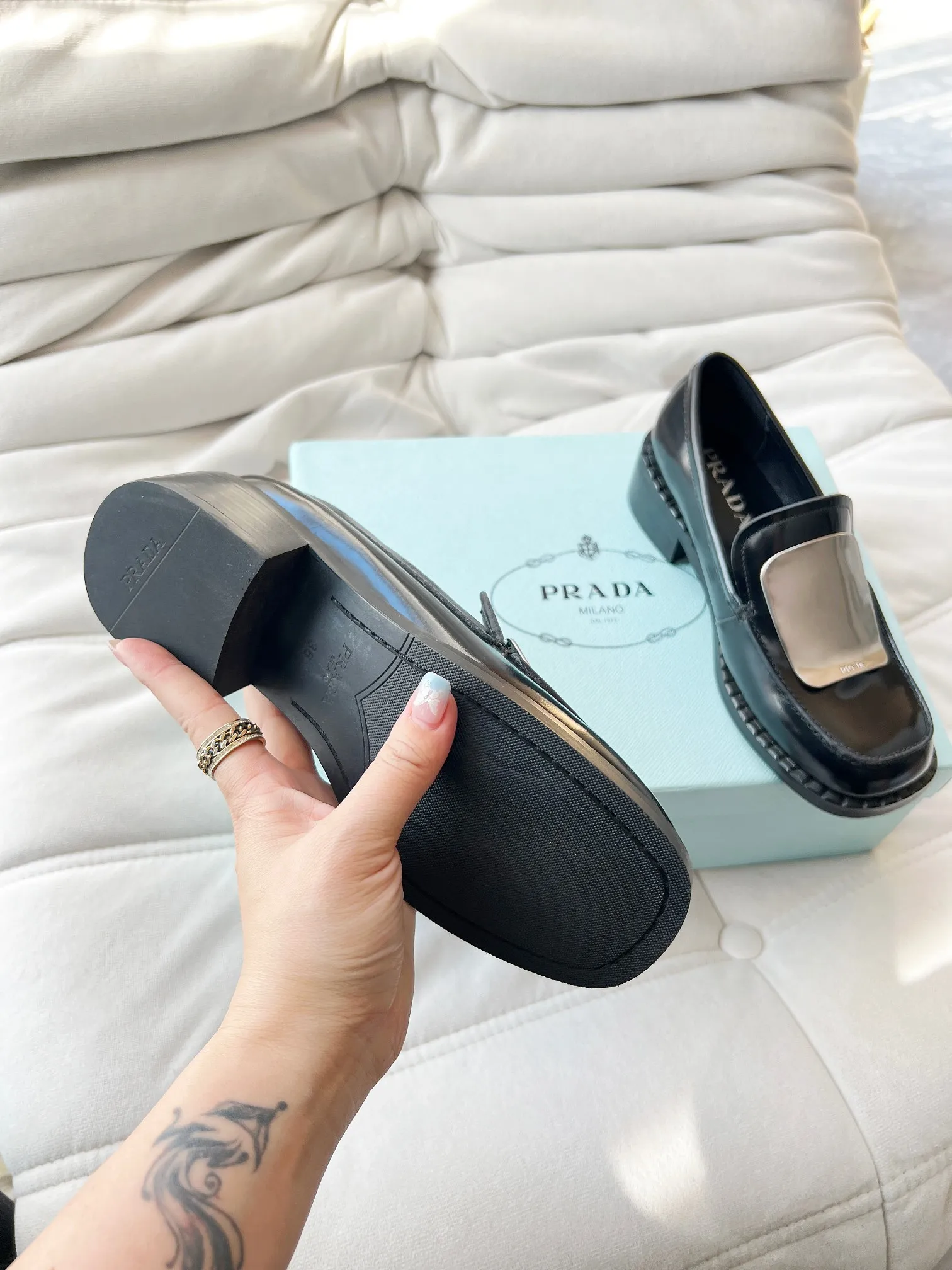 👟👟Ex-factory price 560👟👟 Prada’s new spring and summer women’s clothing｜Absolutely beautiful🥰Exception! Extra number! Anita will continue to update the latest SS25 catwalk pre-sale models, with novel logos as soul mates. Full of fun ~ Adhering to the trend-setting vane, you must believe in Prada's ability to capture fashion. 35-42 yards